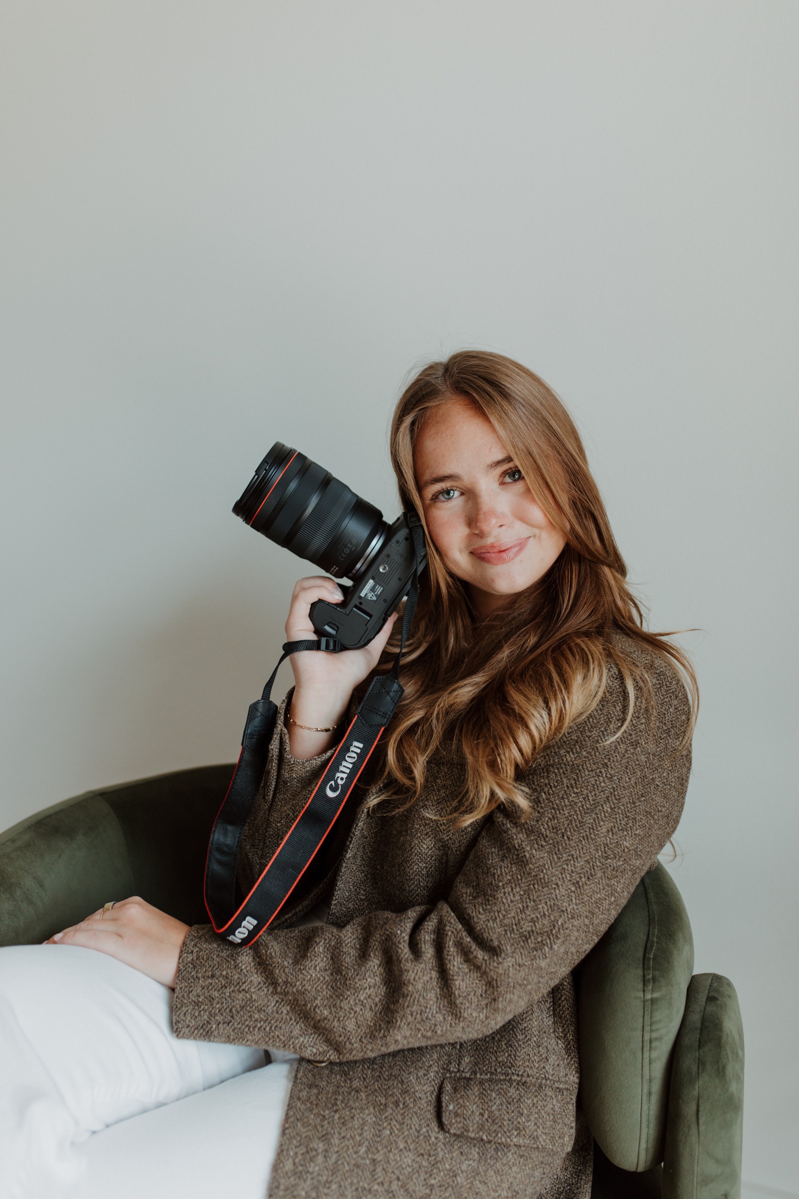 Elin Kaiser holding her camera
